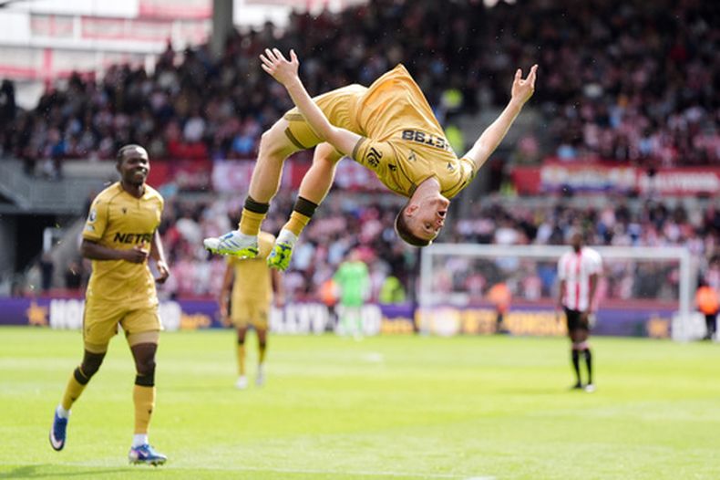Adam Wharton del Crystal Palace celebra tras anotar en el encuentro ante el Brentford de la Liga Premier el domingo 17 de mayo del 2026. (Adam Davy/PA via AP)