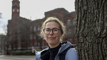 Sydney Smith, quien perdió su empleo debido a los recortes ordenados por el presidente estadounidense Donald Trump, frente a la sede del Servicio Forestal en Washington el 6 de marzo del 2025.. (AP foto/John McDonnell)