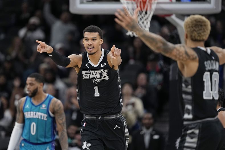 Victor Wembanyama (1), de los Spurs de San Antonio, celebra una canasta en contra de los Hornets de Charlotte durante la segunda mitad del juego de baloncesto de la NBA en San Antonio, el viernes 12 de enero de 2024. (AP Foto/Eric Gay)