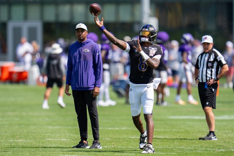 El quarterback Lamar Jackson (8) de los Ravens de Baltimore durante un entrenamiento, el miércoles 19 de agosto de 2026, en Eagan, Minnesota. (Alex Kormann/Minnesota Star Tribune vía AP)