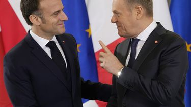 El presidente francés Emmanuel Macron (izq) con el primer ministro polaco Donald Tusk (der) en Varsovia el 12 de diciembre del 2024. (Foto AP/Czarek Sokolowski)