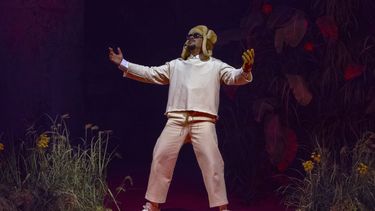 Bad Bunny canta durante su primer show de su residencia de 30 conciertos en el Coliseo de Puerto Rico José Miguel Agrelot, en San Juan, Puerto Rico, el viernes 11 de julio de 2025. (AP Foto/Alejandro Granadillo)