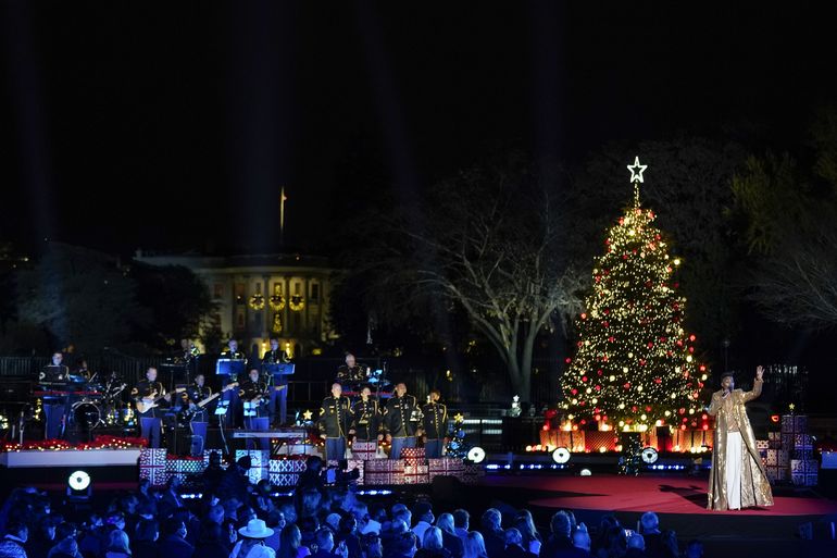 Biden enciende el tradicional Árbol Nacional de Navidad