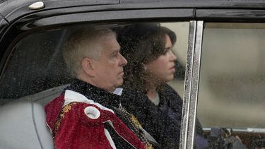 ARCHIVO - El príncipe Andrés y la princesa Eugenia del Reino Unido llegan antes de la coronación del rey Carlos III y Camila, la reina consorte, el 6 de mayo de 2023, en Londres. (AP Foto/Kin Cheung, archivo)