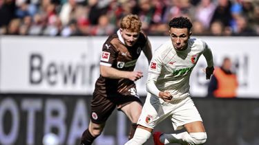 Robert Wagner (izquierda) de St. Pauli y Ruben Vargas de Augsburgo durante el partido de la Bundesliga, el domingo 15 de septiembre de 2024. (Harry Langer/dpa vía AP)