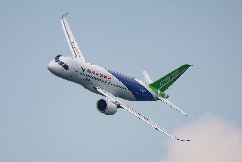 Un avión COMAC C919 vuela en una feria aeronáutica en Singapur el 20 de febrero del 2024. (AP foto/Vincent Thian)