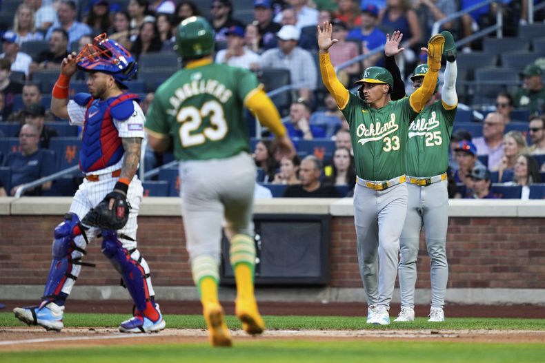 Shea Langeliers, de los Atléticos de Oakland, se dispone a anotar en el juego del martes 13 de agosto de 2024, ante los Mets de Nueva York (AP foto/Julia Nikhinson)