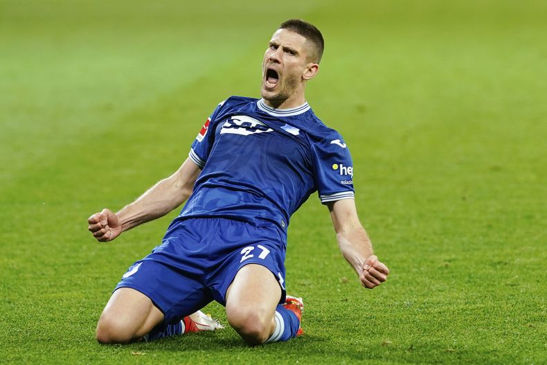 Andrej Kramaric, de Hoffenheim, celebra después de anotar gol durante el partido de la Bundesliga entre TSG 1899 Hoffenheim y RB Leipzig en la Areba PreZero, en Sinsheim, Alemania, el viernes 3 de mayo de 2024. (Uwe Anspach/dpa vía AP)