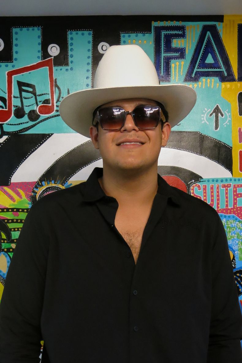 El compositor mexicano Roberto Luna posa para un retrato durante una entrevista en la Ciudad de México, el jueves 28 de agosto de 2025. (Foto AP/Berenice Bautista)