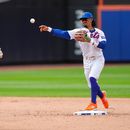 El torpedero de los Mets de Nueva York Francisco Lindor ejecuta un doble play ante los Bravos de Atlanta, el miércoles 29 de julio de 2026, en Nueva York. (AP Foto/Yuki Iwamura)