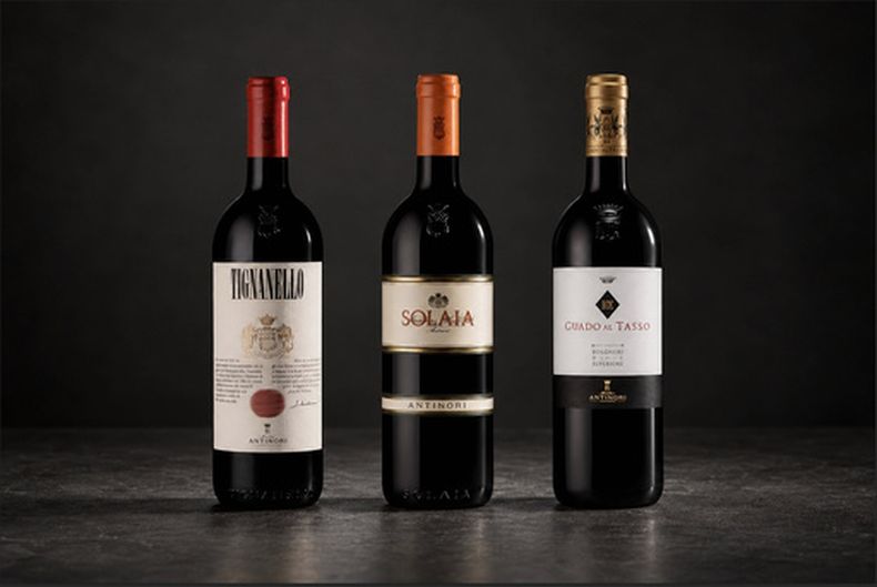 Esta foto, difundida el viernes 9 de octubre de 2026 por la bodega Marchesi Antinori, muestra, de izquierda a derecha, botellas de los vinos tintos Tignanello, Solaia y Guado al Tasso de la cosecha 2023, que fueron parte de un robo de 10.000 botellas por un valor aproximado de 5 millones de euros. (Marchesi Antinori vía AP)