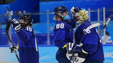 Finlandia usa máscaras en duelo de hockey ante Rusia