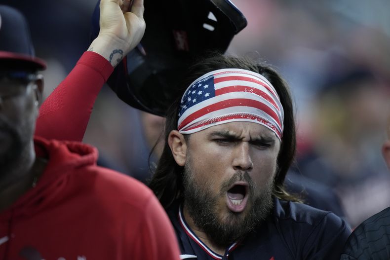 Michael Chavis, corredor emergente de los Nacionales de Washington, festeja tras anotar en un pasbol ante los Marlins de Miami, el sábado 26 de agosto de 2023 (AP Foto/Wilfredo Lee)
