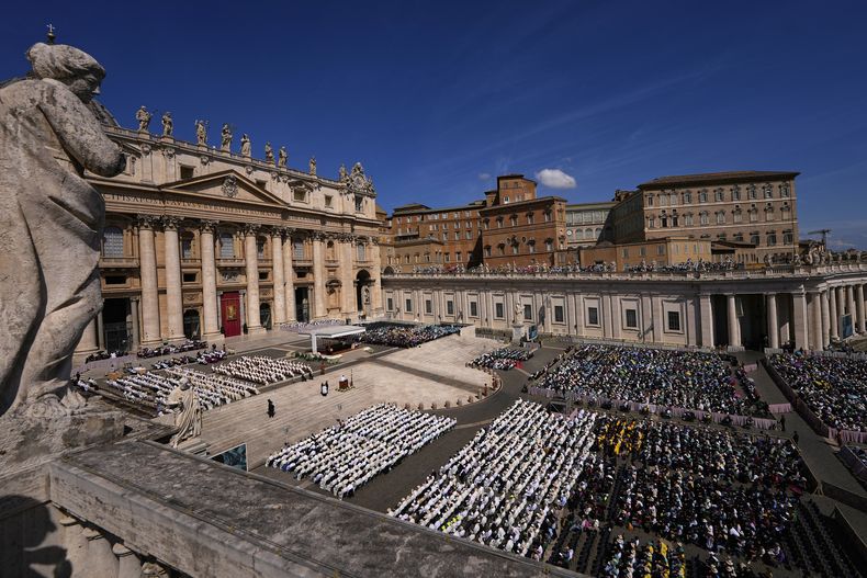 Gente asistiendo a una misa presidida por el secretario de Estado del papa, el cardenal Pietro Parolin, en el segundo de nueve días de luto por el papa Francisco en la plaza de San Pedro del Vaticano, el domingo 27 de abril de 2025. (AP Foto/Andreea Alexandru)