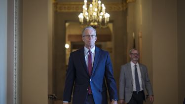 El líder de la mayoría en el Senado, el republicano John Thune, camina hacia la cámara mientras los senadores republicanos intentan aprobar la propuesta de recortes fiscales y de gastos del presidente Donald Trump antes del plazo del 4 de julio, el domingo 29 de junio de 2025, en Washington. (AP Foto/J. Scott Applewhite)