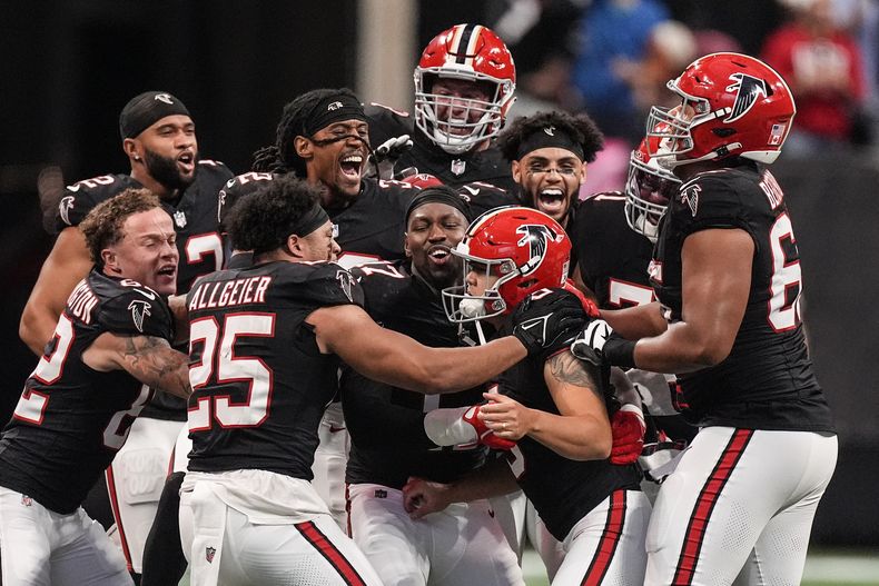 Jugadores de los Falcons de Atlanta celebran el gol de campo de la victoria de 58 yardas de Younghoe Koo ante los Saints de Nueva Orleans el domingo 29 de septiembre del 2024. (AP Foto/John Bazemore)