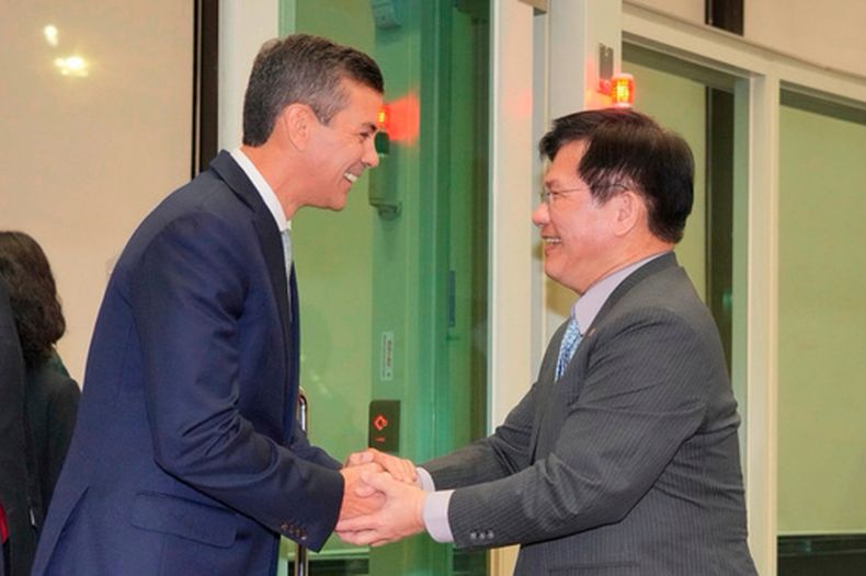 En esta imagen tomada de un video publicado por el Ministerio taiwanés de Exteriores, el presidente de Paraguay, Santiago Peña, a la izquierda, es recibido por el ministro taiwanés de Exteriores, Lin Chia-lung, a su llegada a Taipéi, Taiwán, el jueves 7 de mayo de 2026. (Ministerio taiwanés de Exteriores via AP)