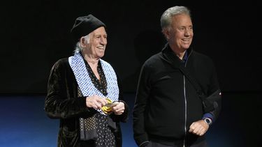 Keith Richards, izquierda, y el gobernador de Connecticut, Ned Lamont, sonríen durante una ceremonia de presentación del primer Premio a la Excelencia del Gobernador de Connecticut, el miércoles 5 de marzo de 2025, en Westport, Connecticut. (AP Foto/Seth Wenig)