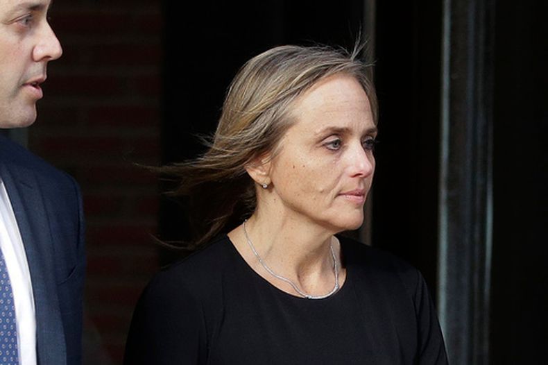 La jueza federal Shelley Joseph sale del tribunal, el 25 de abril de 2019, en Boston. (AP Foto/Steven Senne, Archivo)
