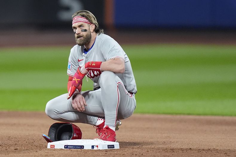 Bryce Harper, de los Filis de Filadelfia, se coloca en cuclillas en el sexto inning del cuarto juego de la serie divisional de la Liga Nacional ante los Mets de Nueva York, el miércoles 9 de octubre de 2024 (AP Foto/Frank Franklin II)