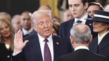 Donald Trump presta juramento durante la 60ma ceremonia de investidura presidencial en la Rotonda del Capitolio federal en Washington, el lunes 20 de enero de 2025. (Kevin Lamarque/Pool Photo vía AP)