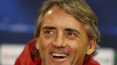 americateve | El t&eacute;cnico de Galatasaray, Roberto Mancini, sonr&iacute;e en una rueda de prensa el 17 de marzo de 2014. Mancini fue presentado como t&eacute;cnico del Inter el s&aacute;bado, 15 de noviembre. (AP Photo/Sang Tan, FILE)