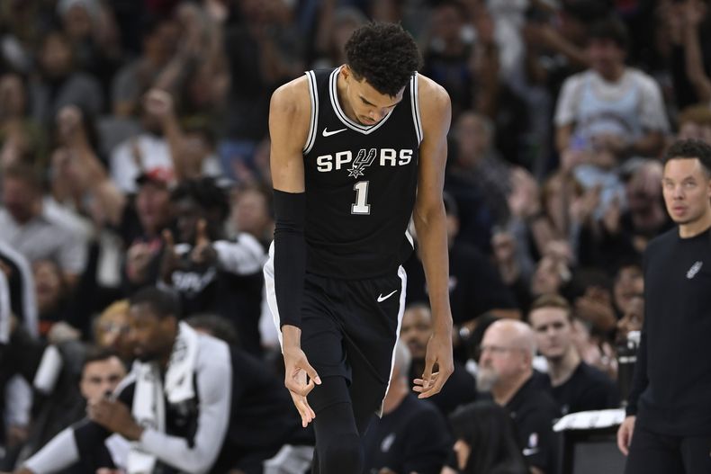 El francés Victor Wembanyama, de los Spurs de San Antonio, festeja un triple ante los Warriors de Golden State, el sábado 23 de noviembre de 2024 (AP Foto/Darren Abate)