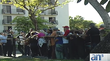 ancianos desesperados hacen largas colas para el plan 8