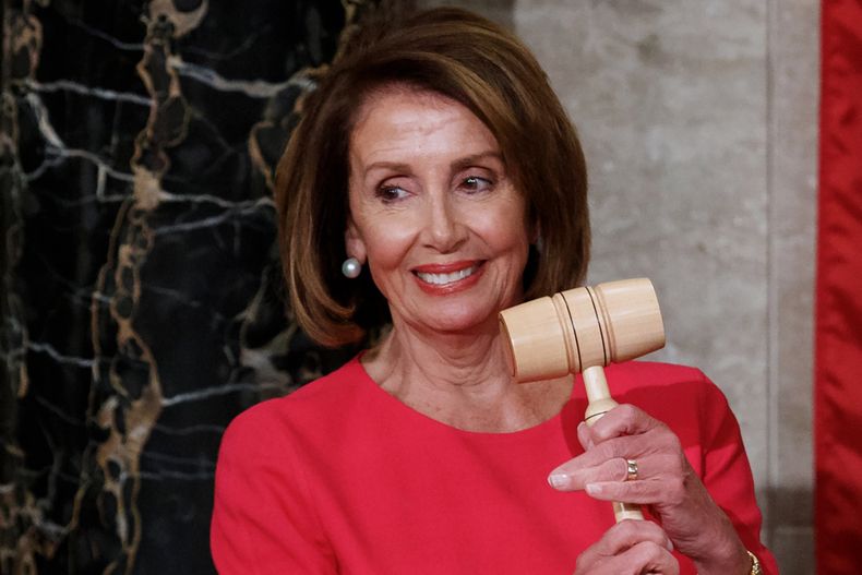 ARCHIVO – La presidenta de la Cámara de Representantes de Estados Unidos, Nancy Pelosi, sostiene el mazo en el Capitolio, en Washington, el 3 de enero de 2019. (AP Foto/Carolyn Kaster, Archivo)
