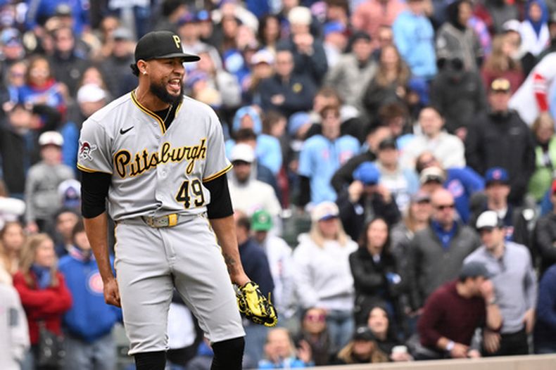 El lanzador de los Piratas de Pittsburgh, Yohan Ramírez, celebra tras un partido de béisbol contra los Cachorros de Chicago, el sábado 11 de abril de 2026, en Chicago. (Foto AP/Matt Marton)