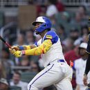 El venezolano Ronald Acuña Jr., de los Bravos de Atlanta, batea un jonrón de dos carreras en el duelo del sábado 29 de julio de 2023, ante los Cerveceros de Milwaukee (AP Foto/John Bazemore)