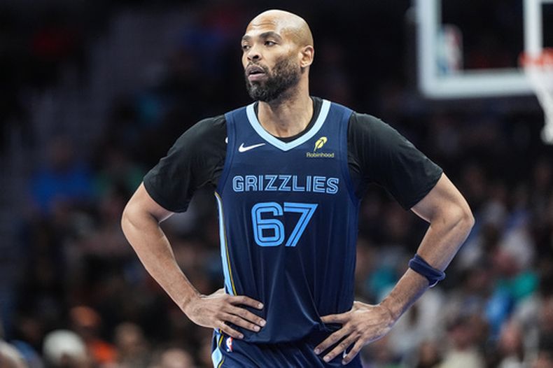 ARCHIVO - Taj Gibson, de los Grizzlies de Memphis, observa durante la segunda mitad del juego de baloncesto de la NBA contra los Hornets de Charlotte, el 21 de marzo de 2026, en Charlotte, Carolina del Norte. (AP Foto/Matt Kelley, Archivo)