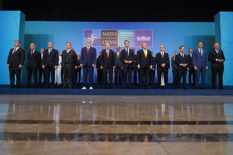 Distintos líderes, entre ellos, el secretario general de la OTAN, Mark Rutte, el presidente estadounidense Donald Trump, y su homólogo turco Recep Tayyip Erdogan, posan para una foto durante la cumbre de la alianza en Ankara, Turquía, el miércoles 8 de julio de 2026. (AP Foto/Alex Brandon)