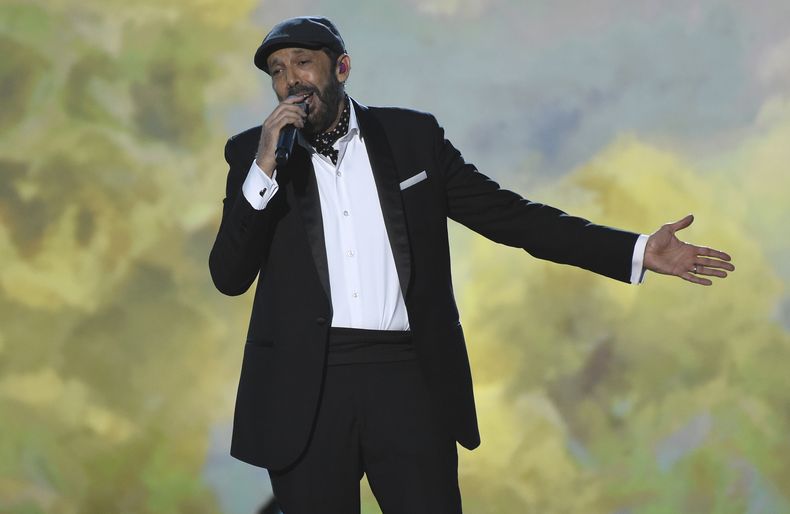 ARCHIVO - Juan Luis Guerra se presenta en la gala de Persona del Año de la Academia Latina de la Grabación en honor a Juanes en Las Vegas el 13 de noviembre de 2019. (Foto Chris Pizzello/Invision/AP, File)