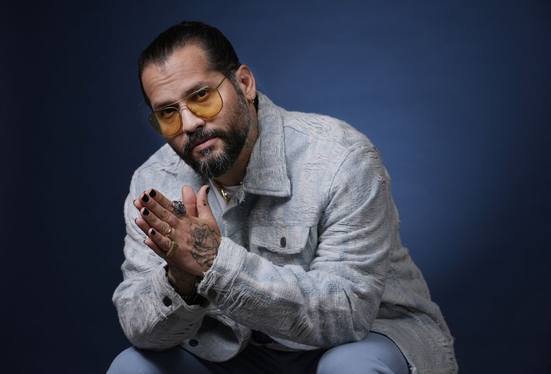 El director Ángel Manuel Soto de Blue Beetle posa para un retrato el 4 de agosto de 2023, en el Hotel London en West Hollywood, California. El elenco no pudo promover la película por la huelga de actores de Hollywood. (Foto AP/Chris Pizzello)