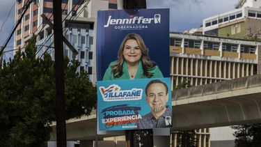 Un cartel de campaña promueve a Jenniffer González, candidata a la gobernación de Puerto Rico por el Partido Nuevo Progresista y actual comisionada residente de Puerto Rico en la Cámara de Representantes de Estados Unidos, arriba de un cartel del candidato a comisionado residente Luis Villafañe, vandalizado con las palabras corrupta y pillo, el sábado 2 de noviembre de 2024, en San Juan, Puerto Rico. (AP Foto/Alejandro Granadillo)