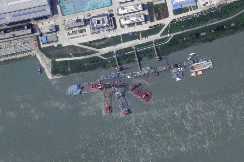 Esta imagen satelital de Planet Labs PBC muestra lo que parece ser un submarino chino hundido en un puerto cerca de Wuhan, China, el 15 de junio de 2024. (Planet Labs PBC vía AP)
