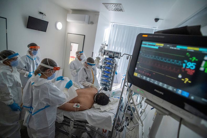 Médicos atienden a un paciente en medio de la pandemia de COVID, en el Hospital Szent Laszlo de Budapest, Hungría, el 13 de diciembre del 2021. (Zoltan Balogh/MTI via AP)