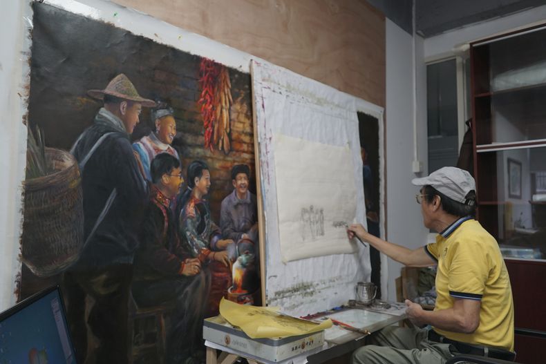 Zeng Fanzhi, un arquitecto jubilado convertido en artista, trabaja en su estudio en Shenzhen, en el sur de China, en la provincia de Guangdong el martes 24 de octubre de 2023. Zeng retrató la política cero-COVID de China para capturar un momento único en la historia. (Foto AP/Dake Kang)