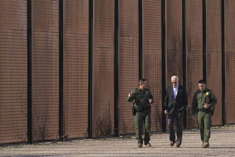 ARCHIVO - El presidente Joe Biden camina junto a agentes de la Patrulla Fronteriza en una zona de la frontera de Estados Unidos con México, en El Paso, Texas, el 8 de enero de 2023. (AP Foto/Andrew Harnik, Archivo)