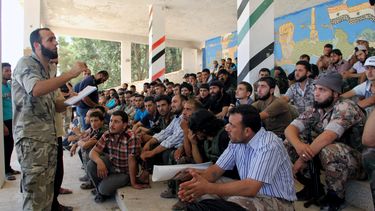 americateve | En esta imagen de periodismo ciudadano del martes 13 de agosto de 2013 cedida por la Brigada Tawhid, que ha sido autentificada por su contenido e investigaciones de la AP, Abdul-Qadir Saleh (izquierda), jefe de la Brigada Tawhid, el principal grupo rebeld