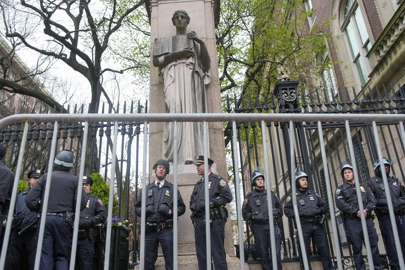 Policías hacen guardia afuera de la Universidad de Columbia después de despejar el campus de manifestantes, mientras las tensiones en los campus universitarios de EEUU crecen por la guerra en Gaza, el 18 de abril de 2024, en Nueva York. (Foto AP/Mary Altaffer)