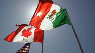 ARCHIVO - Banderas nacionales de Estados Unidos, Canadá y México ondean en la brisa en Nueva Orleans, donde los líderes del Tratado de Libre Comercio en América del Norte se reunieron el 21 de abril de 2008. (AP Foto/Judi Bottoni, Archivo)