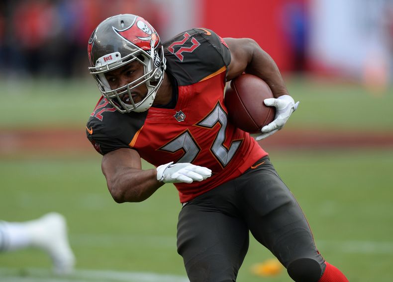 ARCHIVO - El running back Doug Martin (22) de los Bucaneros de Tampa Bay durante la segunda mitad de un partido de fútbol americano de la NFL contra los Jets de Nueva York el domingo 12 de noviembre de 2017, en Tampa, Florida. (AP Photo/Jason Behnken, Archivo)