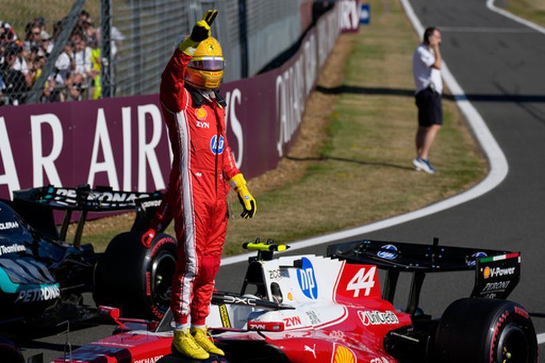 El británico Lewis Hamilton, piloto de Ferrari, celebra después de conseguir la Pole para la carrera Sprint del sábado en el Gran Premio de Gran Bretaña de Fórmula 1, el viernes 3 de julio de 2026, en Silverstone, Inglaterra. (AP Foto/Darko Bandic)