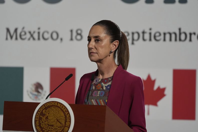 ARCHIVO - La presidenta de México, Claudia Sheinbaum, habla durante una conferencia de prensa conjunta con el primer ministro de Canadá, Mark Carney, en el Palacio Nacional en la Ciudad de México, el jueves 18 de septiembre de 2025. (AP Foto/Fernando Llano, Archivo)