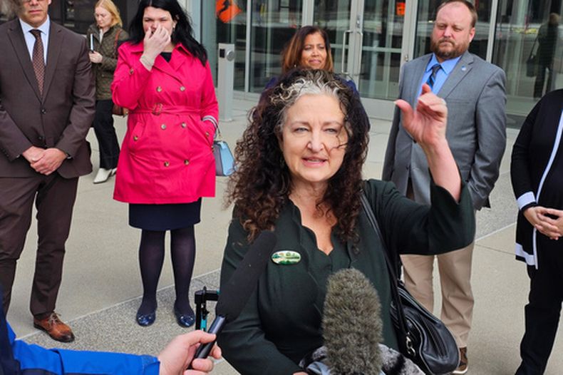 La abogada Amanda Cialkowski habla con periodistas frente al tribunal federal de St. Paul, Minnesota, el miércoles 8 de abril de 2026, tras una audiencia sobre una demanda presentada por los distritos escolares de Fridley y Duluth y el sindicato de maestros Education Minnesota, con la que se pretende bloquear un cambio de política del gobierno del presidente Donald Trump que otorgó a las autoridades de inmigración mayor libertad para llevar a cabo operativos de control migratorio dentro y cerca de las escuelas. (AP Foto/Steve Karnowski)