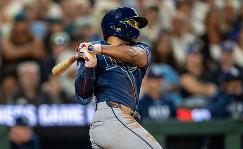 Richie Palacios, de los Rays de Tampa Bay, batea un sencillo de dos carreras ante los Marineros de Seattle, el sábado 8 de agosto de 2026 (AP Foto/Stephen Brashear)