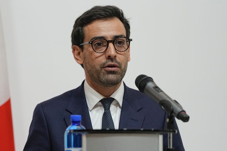 El ministro de Relaciones Exteriores de Francia, Stéphane Sejourne, en una conferencia de prensa conjunta con su homólogo ucraniano, Dmytro Kuleba, en Kiev, Ucrania, el sábado 13 de enero de 2024. (Foto AP/Efrem Lukatsky)