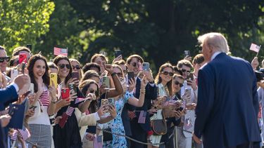 El presidente Donald Trump habla con sus partidarios antes de partir en el Marine One desde el jardín sur de la Casa Blanca, el viernes 25 de julio de 2025, en Washington. El presidente viajaba a Escocia. (AP Foto/Alex Brandon)